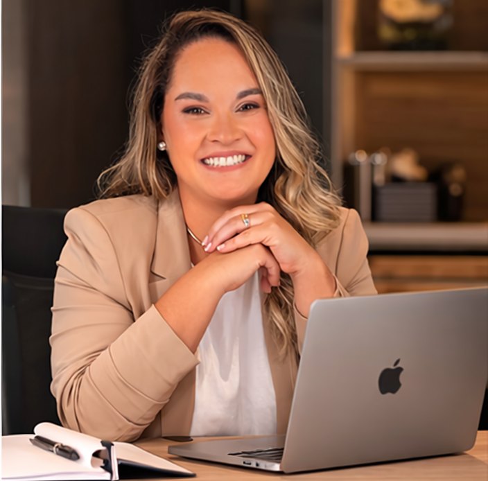 Ariana Bastos Teixeira em atendimento de consultoria